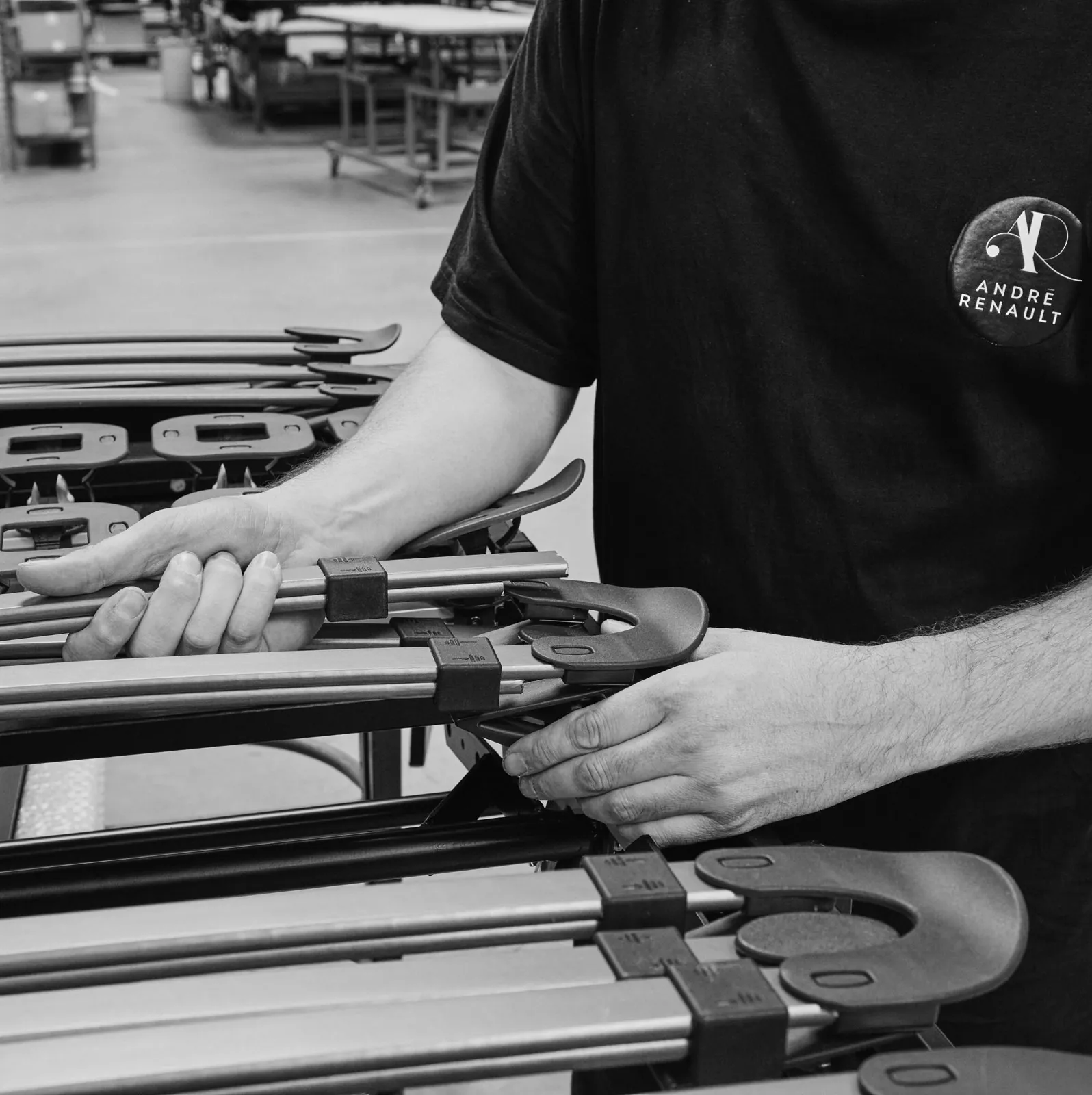 Artisan assemblant des lattes de sommier dans l'atelier André Renault