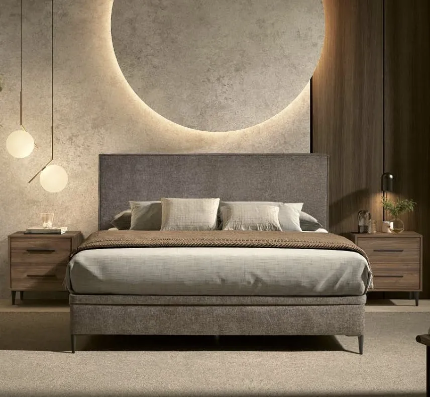 Literie Aix-en-Provence : chambre haut de gamme avec lit et tête de lit en tissu gris, chevets en bois et éclairage indirect