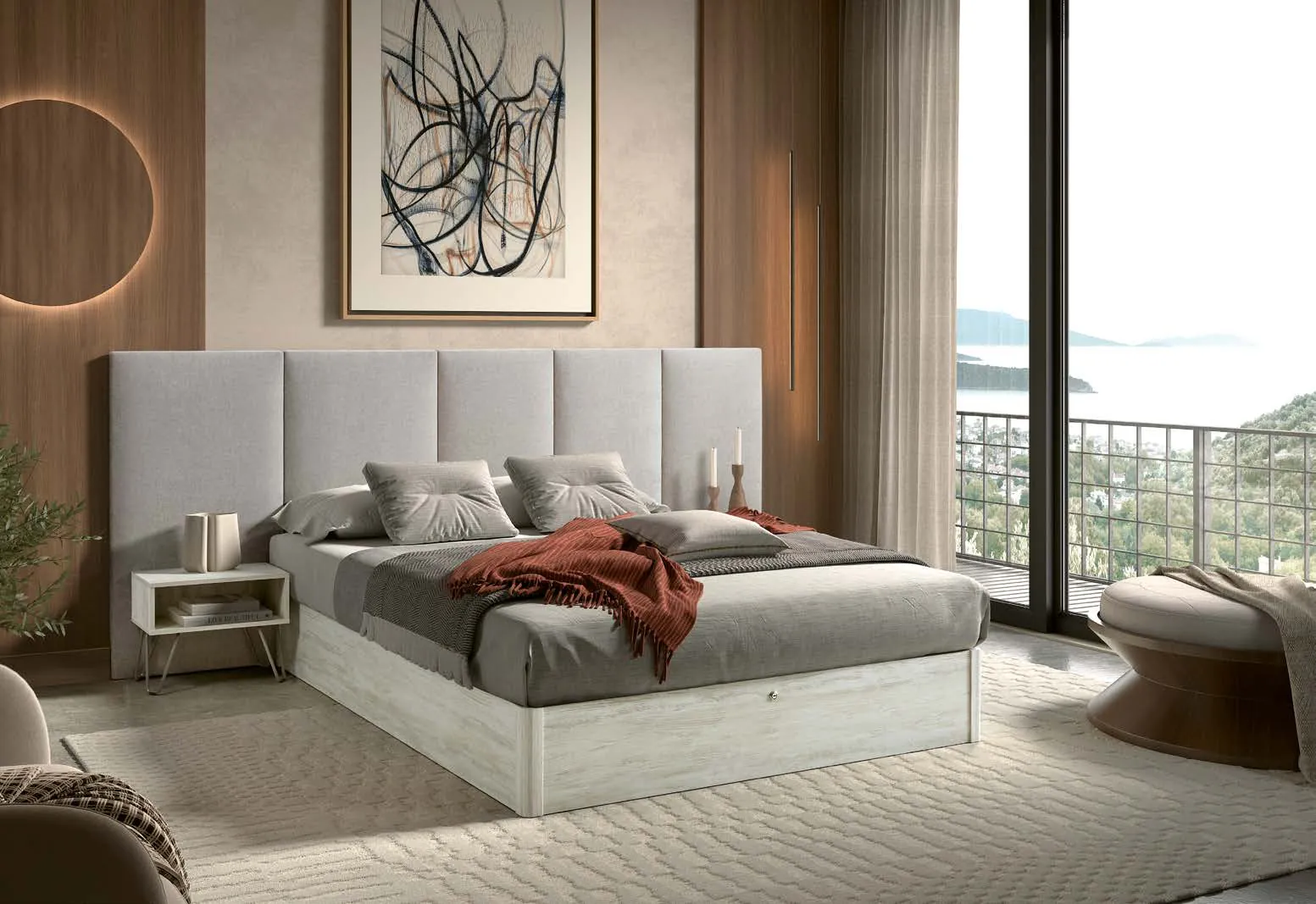 Literie Marseille : chambre lumineuse avec lit coffre, grande tête de lit en tissu et balcon avec vue sur la mer
