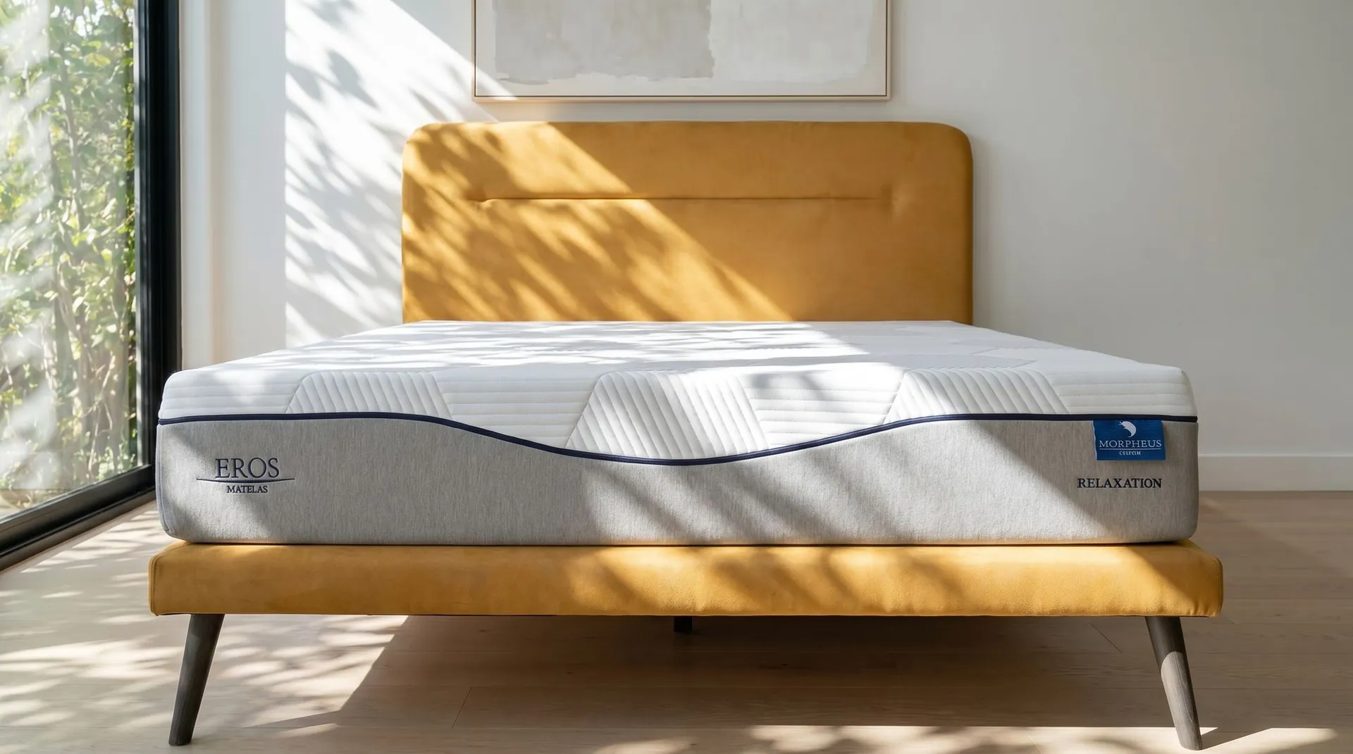 Magasin de literie : chambre lumineuse avec un matelas haut de gamme