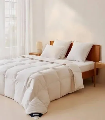 Couette chaude blanche sur un lit