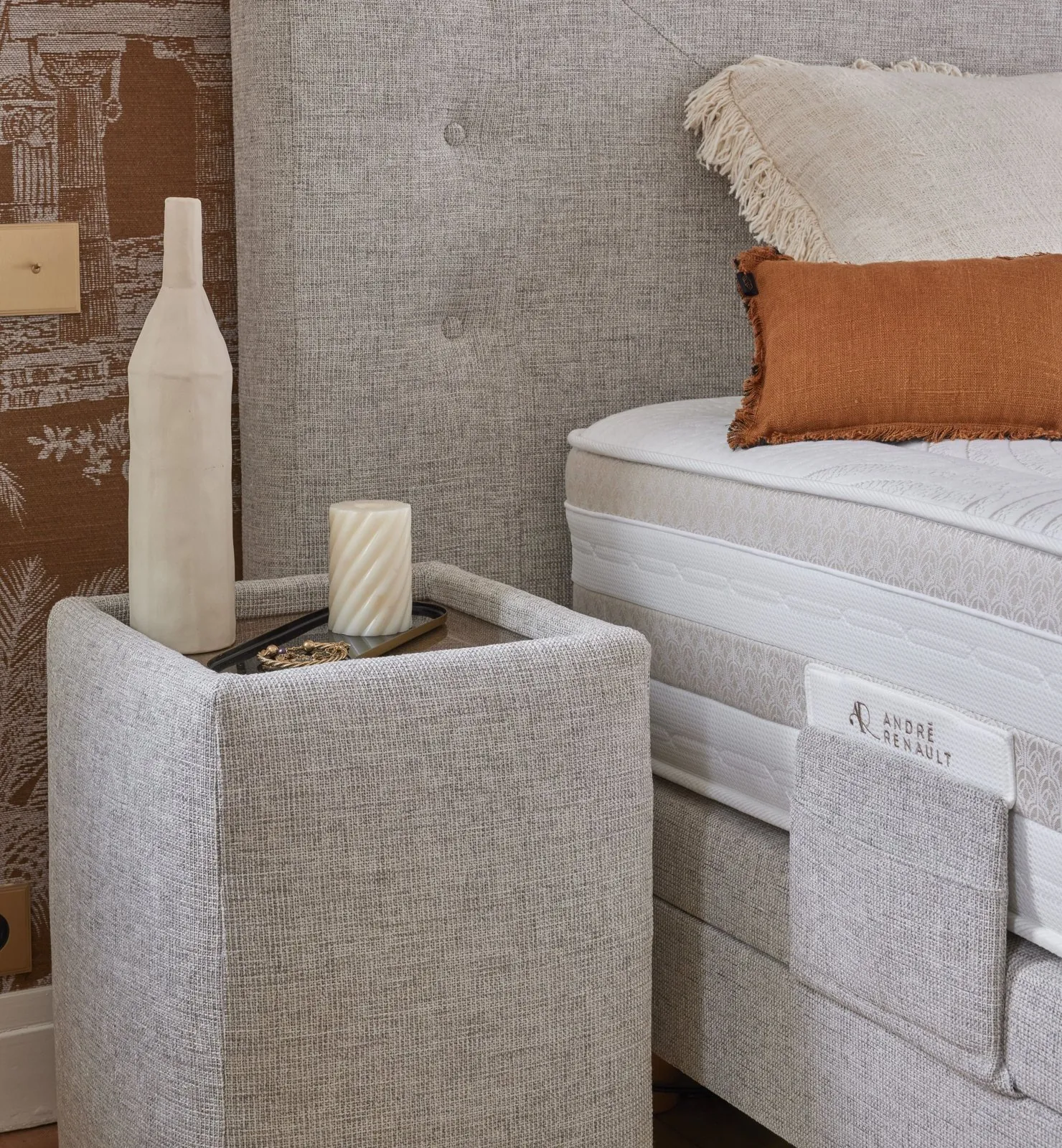 Détail d'un lit de relaxation André Renault Alta en tissu gris avec chevet