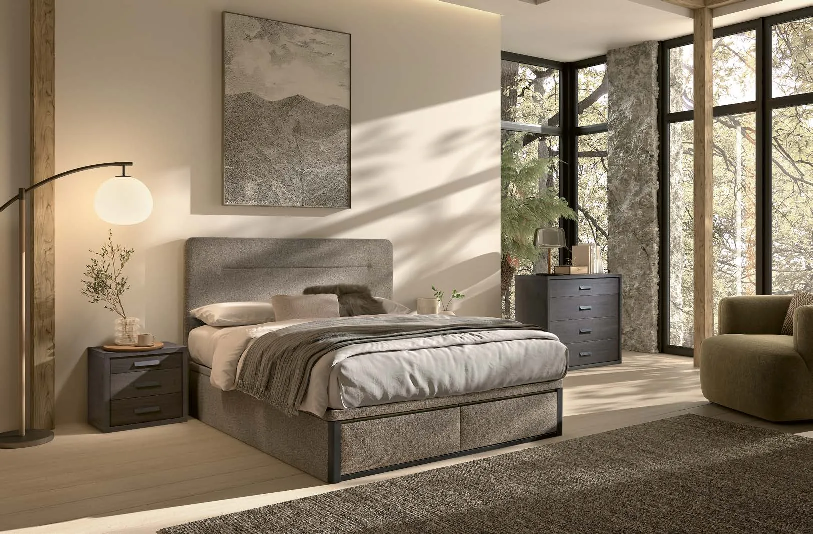 Lit coffre tapissé de tissu gris dans une chambre baignée de lumière