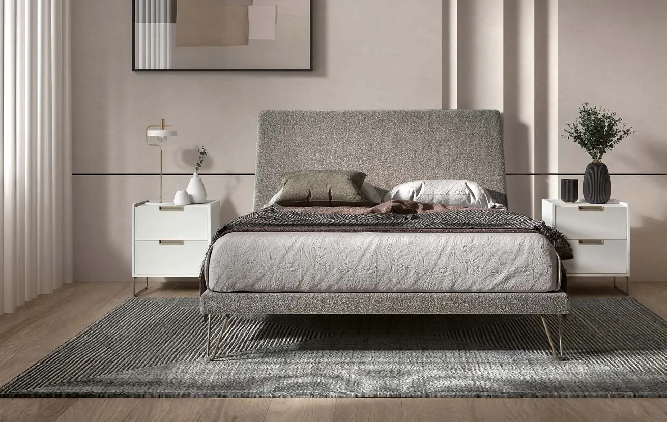 Lit tapissé gris clair sur pieds métal avec tête de lit galbée