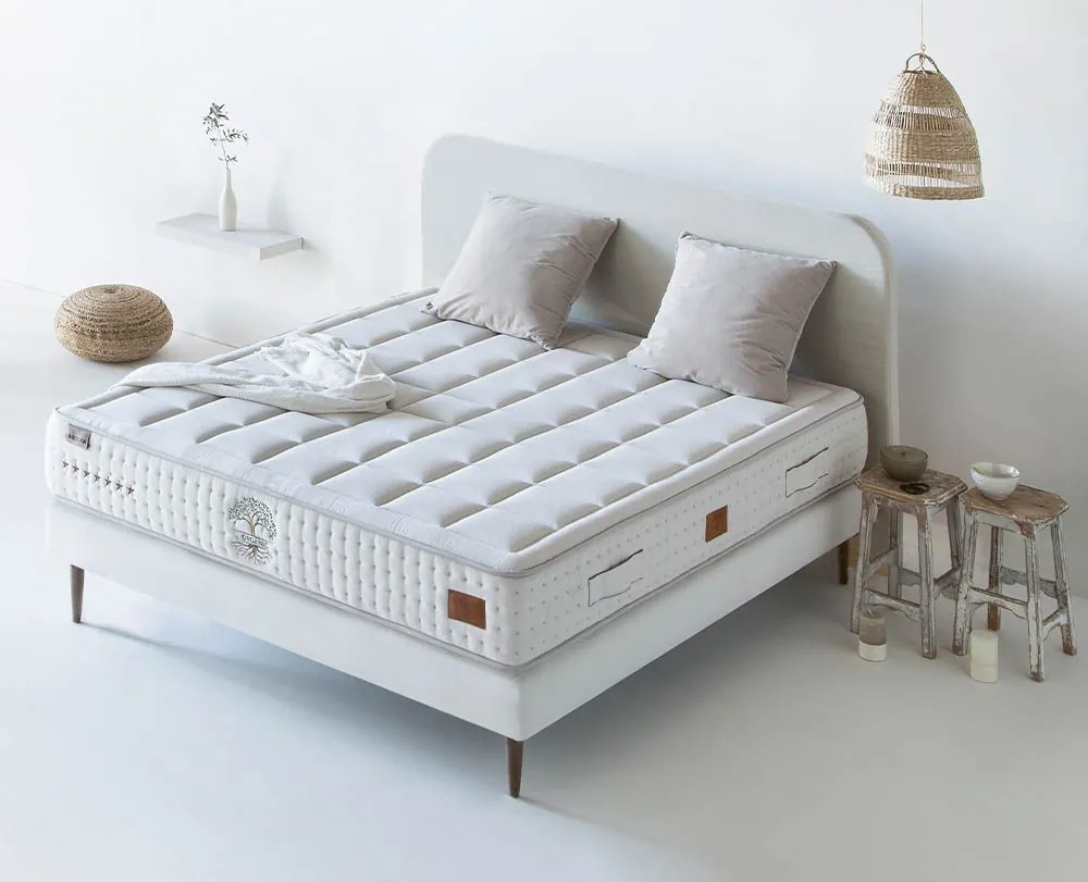 Matelas haut de gamme sur un lit blanc
