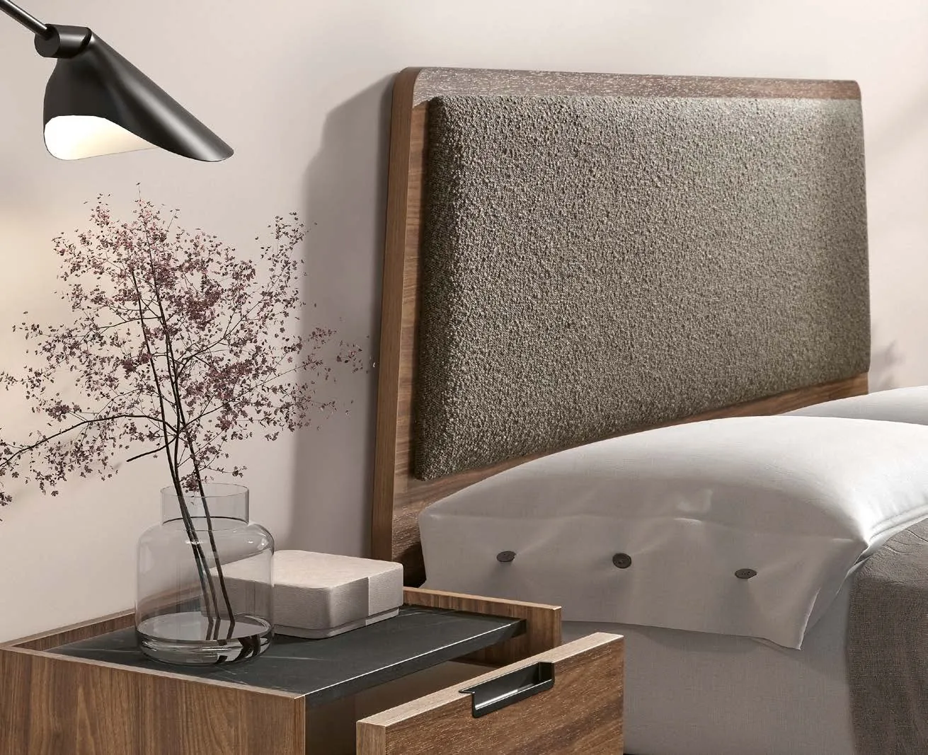 Tête de lit en bois noyer avec panneau tapissé bouclette et chevet